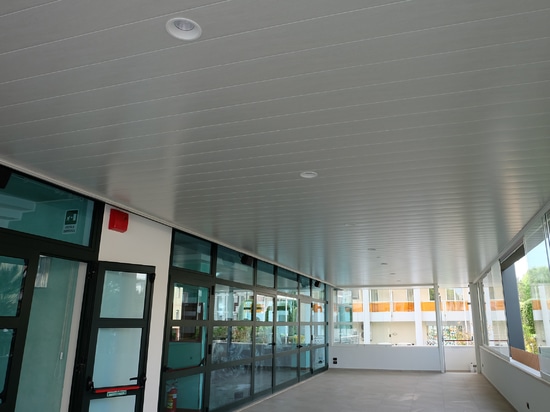 Système de revêtement Atena pour façades et plafonds métalliques