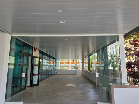 Solutions de couverture verticale Atena Staves linéaires