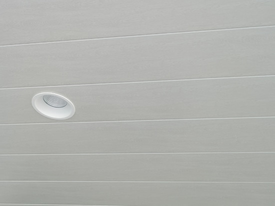 Modules Atena Linear Staves accrochés aux supports