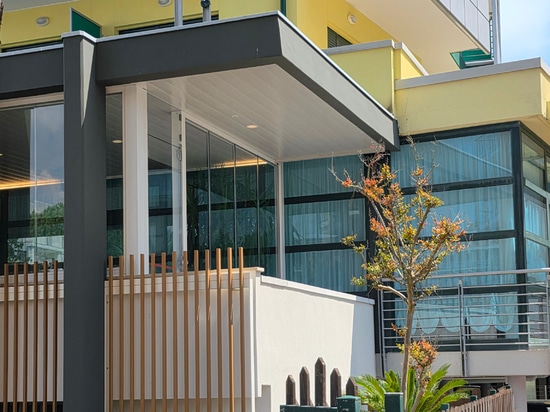 Système de revêtement Atena pour façades et plafonds suspendus