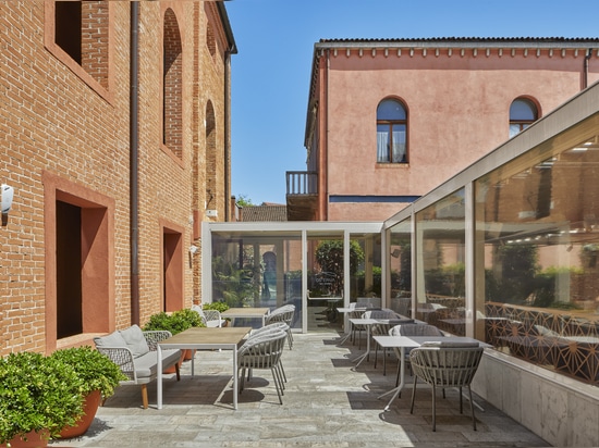 Kedry Prime de KE crée un nouvel espace commun ombragé pour l’hôtel Hyatt Centric Murano Venice à Murano