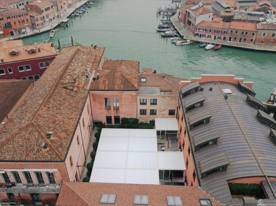 Kedry Prime de KE crée un nouvel espace commun ombragé pour l’hôtel Hyatt Centric Murano Venice à Murano
