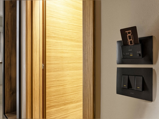 Solutions AVE pour une hospitalité intelligente et élégante à l'hôtel Mood de Pescara