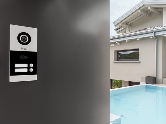 Commandes à bascule et interphone vidéo Wi-Fi par AVE pour une villa de style contemporain