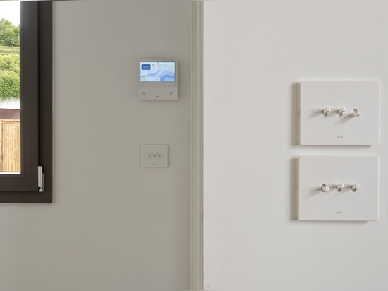 Commandes à bascule et interphone vidéo Wi-Fi par AVE pour une villa de style contemporain