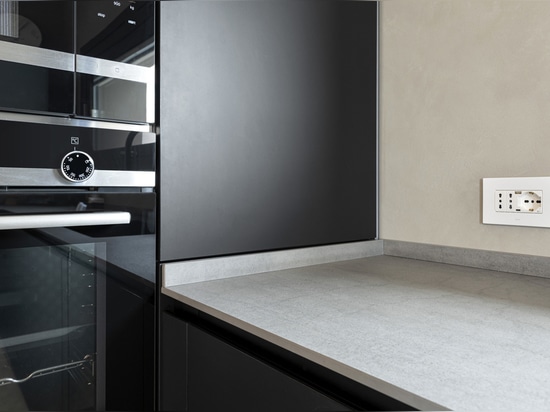 Commandes à bascule et interphone vidéo Wi-Fi par AVE pour une villa de style contemporain