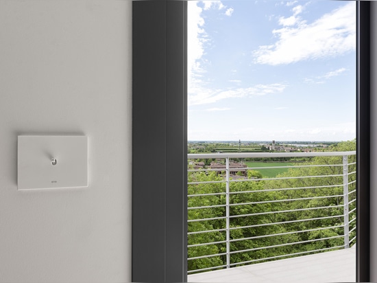 Commandes à bascule et interphone vidéo Wi-Fi par AVE pour une villa de style contemporain