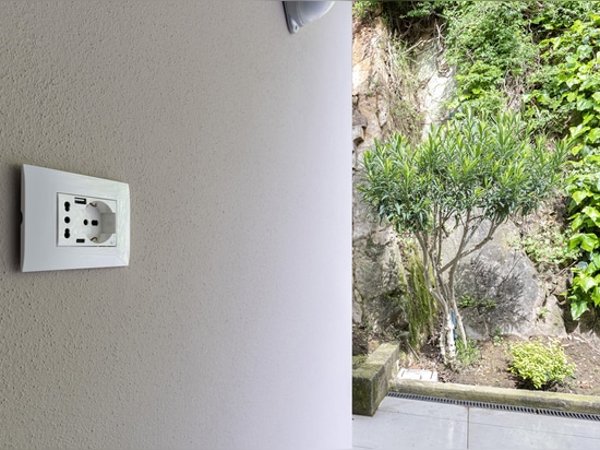 Commandes à bascule et interphone vidéo Wi-Fi par AVE pour une villa de style contemporain