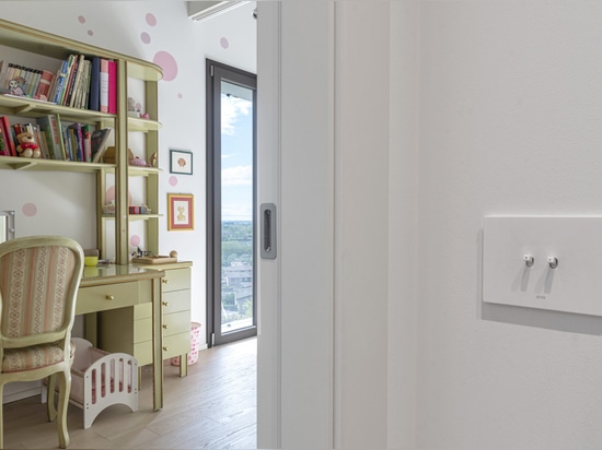 Commandes à bascule et interphone vidéo Wi-Fi par AVE pour une villa de style contemporain