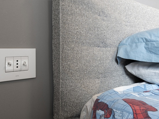 Commandes à bascule et interphone vidéo Wi-Fi par AVE pour une villa de style contemporain