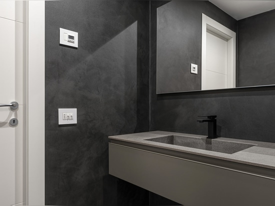Commandes à bascule et interphone vidéo Wi-Fi par AVE pour une villa de style contemporain