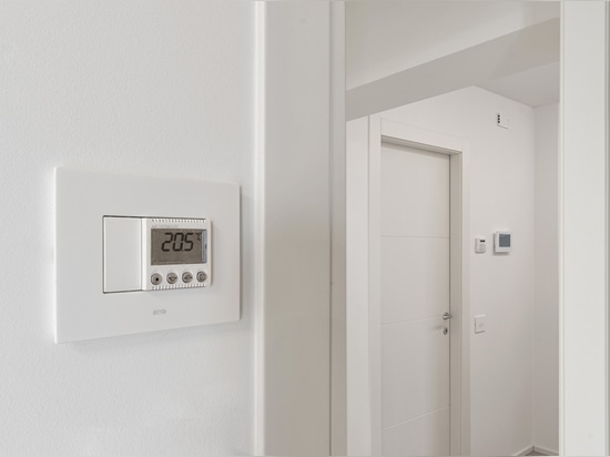 Commandes à bascule et interphone vidéo Wi-Fi par AVE pour une villa de style contemporain