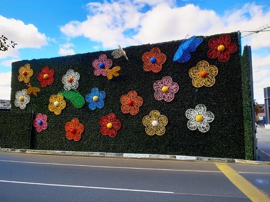 Sculptures urbaines légères : Terra présente un ajourage en fibre de verre pour le design public saisonnier
