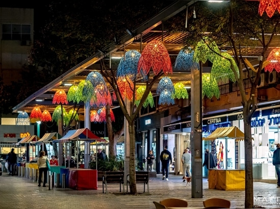 Sculptures urbaines légères : Terra présente un ajourage en fibre de verre pour le design public saisonnier