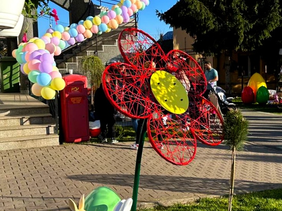 Sculptures urbaines légères : Terra présente un ajourage en fibre de verre pour le design public saisonnier