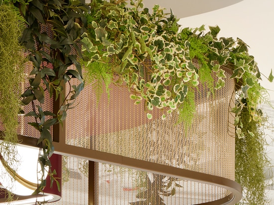 Le bâtiment Sancroft présente une architecture moderne avec une lumière naturelle abondante, un mobilier contemporain et des éléments de design distinctifs tels que le treillis métallique tissé de ...