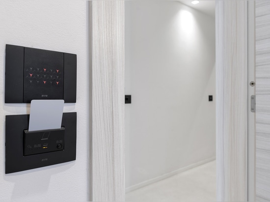 Technologie et design AVE pour une expérience d'accueil intelligente dans un hôtel italien