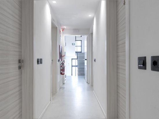 Technologie et design AVE pour une expérience d'accueil intelligente dans un hôtel italien