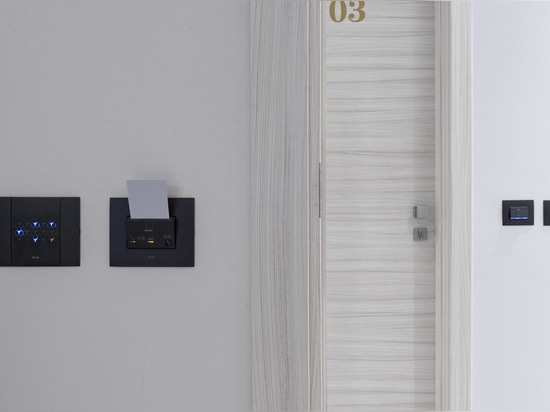 Technologie et design AVE pour une expérience d'accueil intelligente dans un hôtel italien