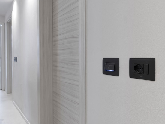 Technologie et design AVE pour une expérience d'accueil intelligente dans un hôtel italien
