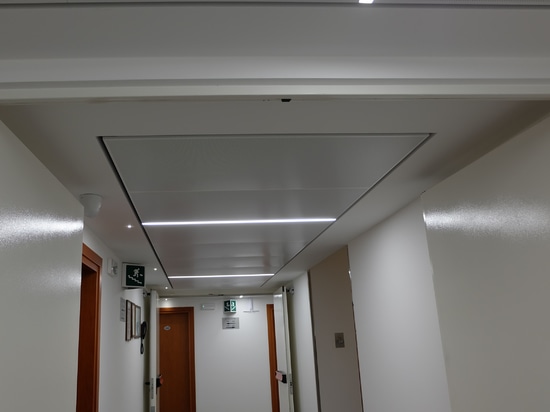 Plafond métallique avec structure cachée