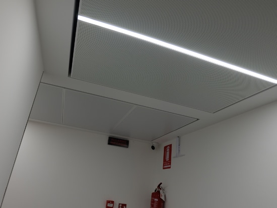 Système d'accrochage au plafond avec structure cachée