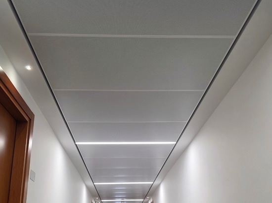Plafond métallique pour les couloirs