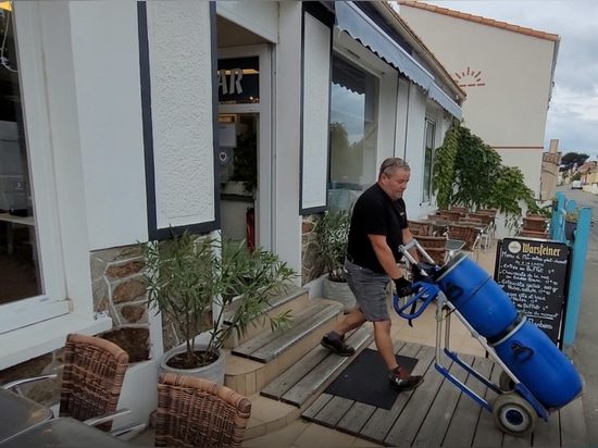 La collecte des huiles usées chez un restaurant