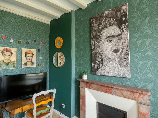 Radiateur infrarouge imprimé noir et blanc dans un airbnb