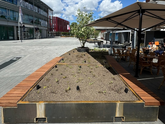 Boxmeer - Place de l'hôtel de ville avec 8,3 m³ d'eau stockée dans les jardinières