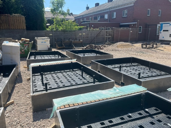 Boxmeer - Place de l'hôtel de ville avec 8,3 m³ d'eau stockée dans les jardinières