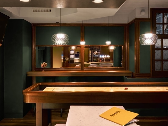 Adam’s Lounge Café dévoile son nouveau Shuffleboard Pub sur mesure.
