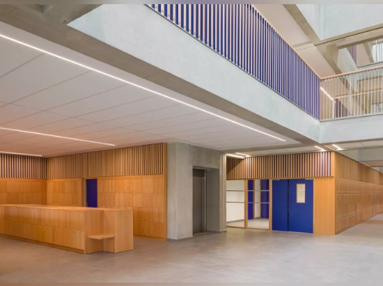 Lignes lumineuses à LED dans faux plafond