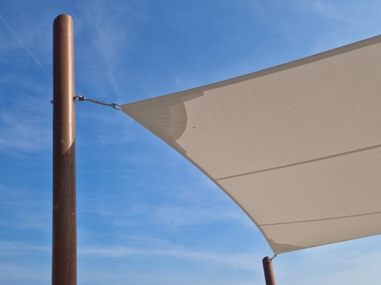Mats et poteaux bois vernis pour voiles d'ombrage