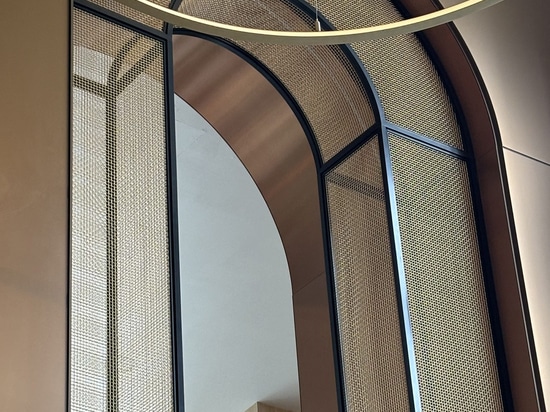 Détail de l'arche encadrée d'un treillis métallique décoratif en bronze à l'hôtel Omni San Diego