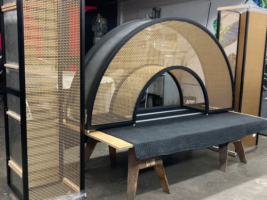 Arche courbe en maille de bronze conçue et fabriquée par Desposito Designs pour le bar Ace Porter de l'Omni San Diego