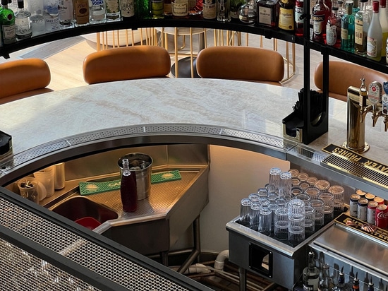 Gros plan sur le treillis métallique architectural L-441 tissé en bronze nu chez Ace Porter bar