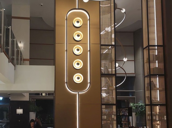 Arche en bronze encadrée d'un treillis métallique décoratif à l'hôtel Omni San Diego