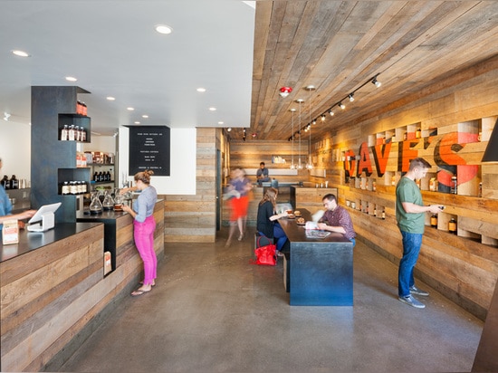 Le cèdre naturellement âgé embarque la ligne l'intérieur de ce café-restaurant dans Île de Rhode