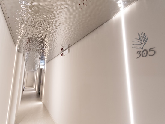 Plafond sculpté : chaque coin vous invite à la découverte.