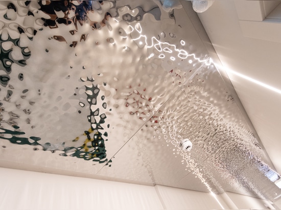 Plafond sculpté : chaque coin vous invite à la découverte.