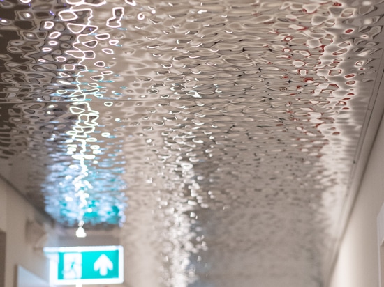 Plafond sculpté : chaque coin vous invite à la découverte.