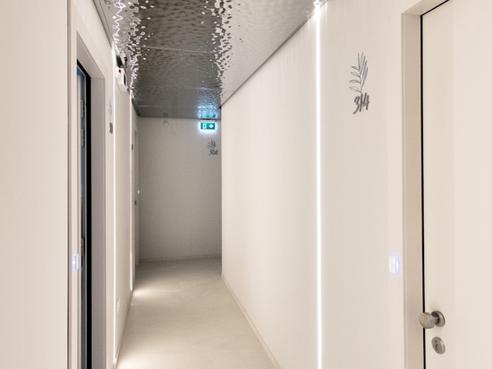 Plafond sculpté : chaque coin vous invite à la découverte.