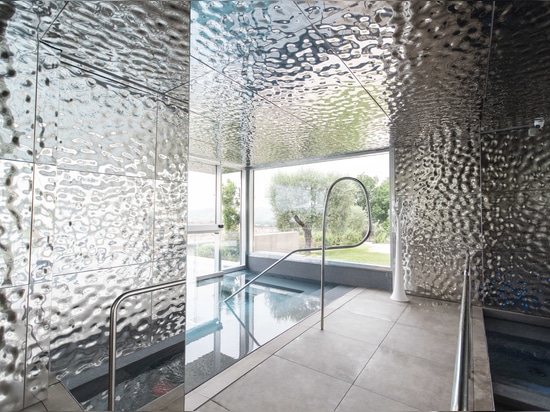 Des reflets sculptés par la lumière qui créent une atmosphère de détente totale.