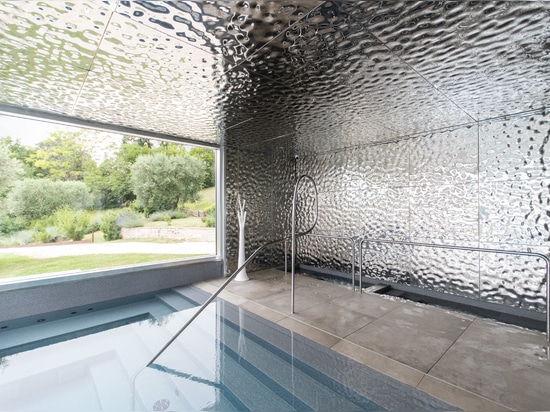 Des reflets sculptés par la lumière qui créent une atmosphère de détente totale.