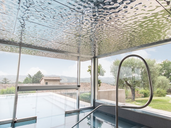 Des reflets sculptés par la lumière qui créent une atmosphère de détente totale.