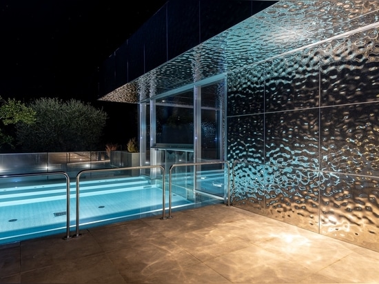 Des reflets sculptés par la lumière qui créent une atmosphère de détente totale.