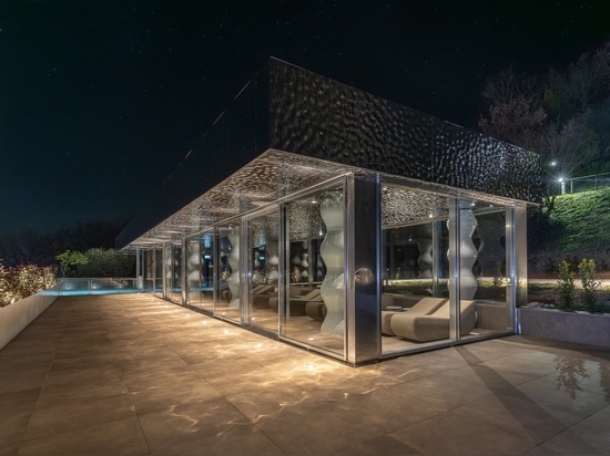 Des reflets sculptés par la lumière qui créent une atmosphère de détente totale.