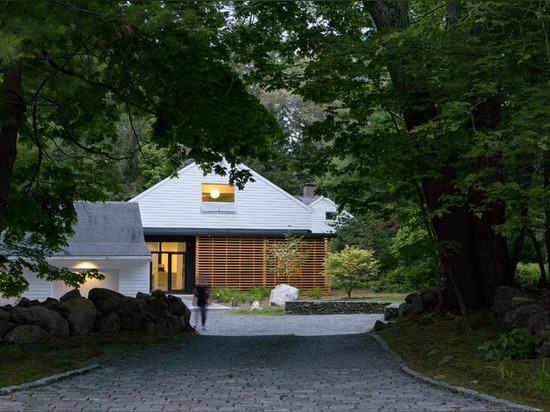 La maison de la moitié du siècle dans le Massachusetts obtient un regard mis à jour