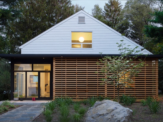 La maison de la moitié du siècle dans le Massachusetts obtient un regard mis à jour